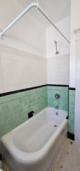 Tub - 218 1/2 N Kenmore Ave