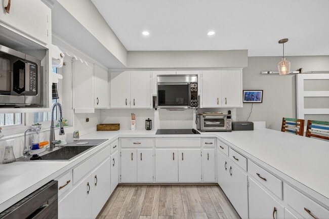 Building Photo - 1570 NE 30th Pl