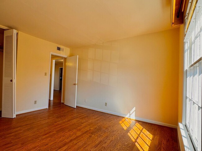 Building Photo - 2527 Hydraulic Rd