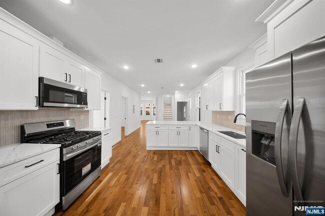 Building Photo - 319 William St