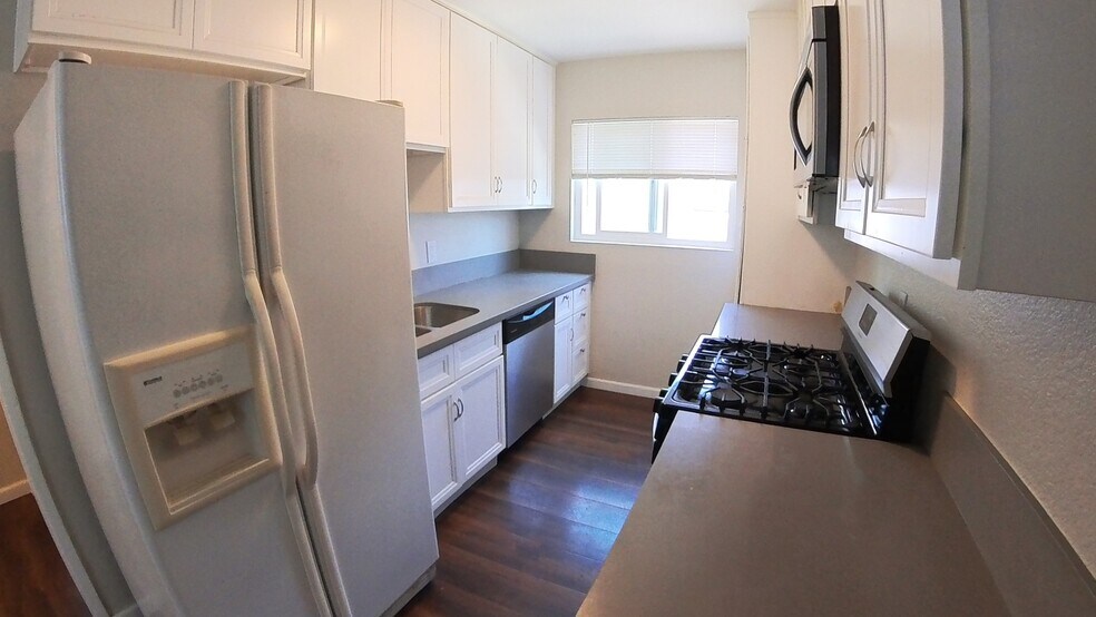 Building Photo - 24242 Pine St