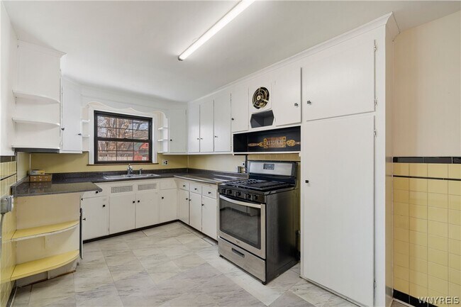 Building Photo - 94 Tudor Rd