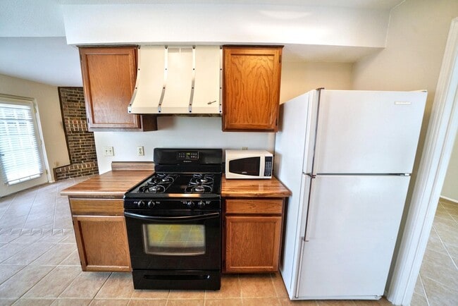 Building Photo - Charming 2-bed, 2-bath home in Universal C...