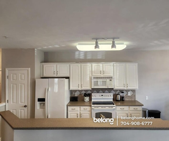 Building Photo - 14839 Santa Lucia Dr