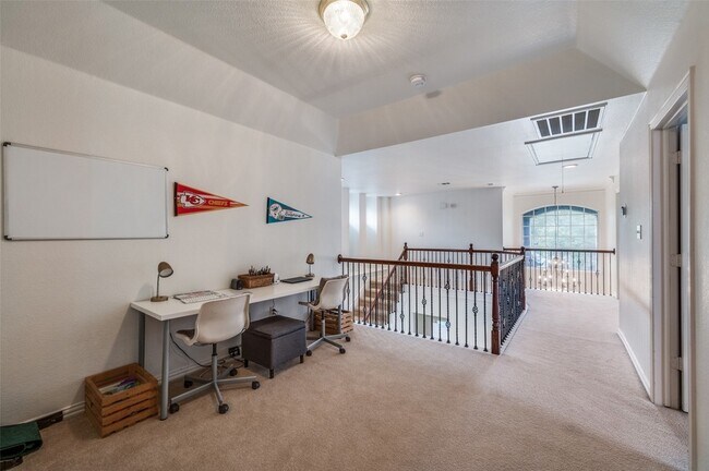 Building Photo - 3523 Lincoln Dr