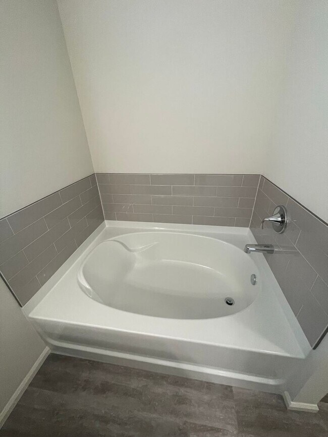 Building Photo - 4 bedrooms + BONUS ROOM And 2.5 baths Tumw...