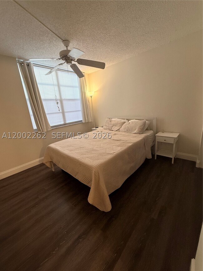 Building Photo - 9440 Live Oak Pl