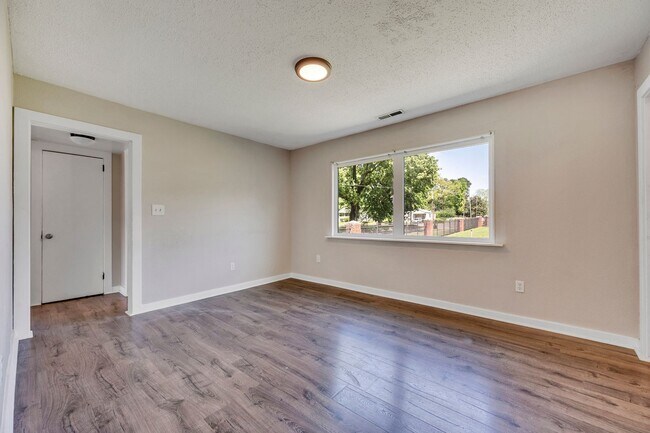 Building Photo - Fresh and Clean - 1 Bed 1 Bath Apartment - Monte Sano Bungalows