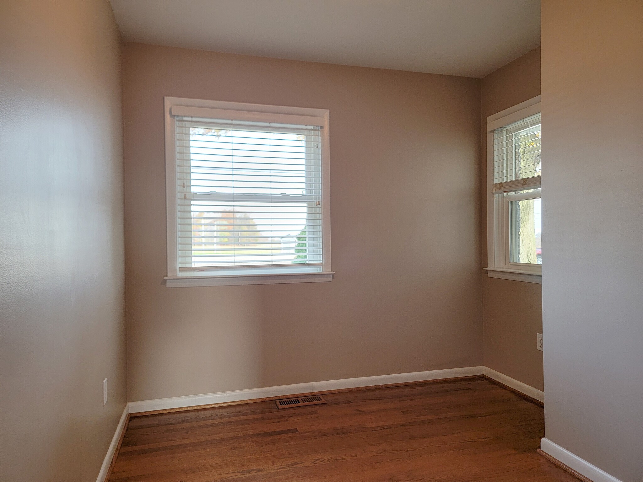 Building Photo - 502 W Newport Rd