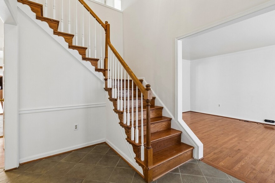 Building Photo - 820 Chatsworth Dr