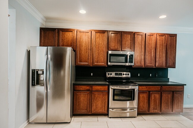 Building Photo - 4 Bed/2.5 Bath/Primary downstairs