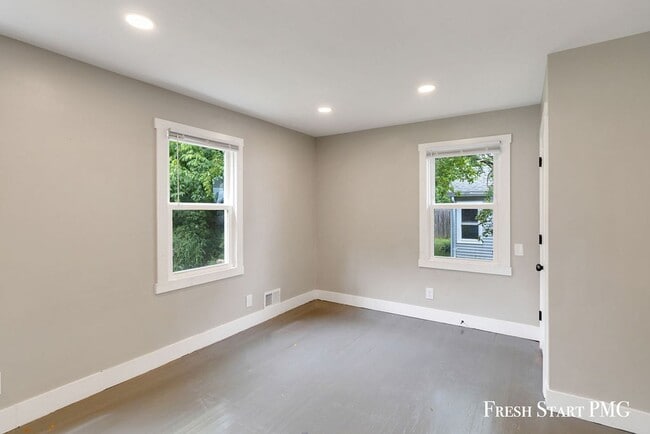 Building Photo - Modern Charm & Fresh Renovation Near River...