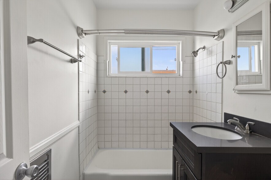 Building Photo - 25218 Loytan St