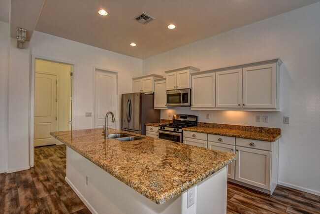 Building Photo - Beautiful 2 Bedroom with Den in Quailwood!