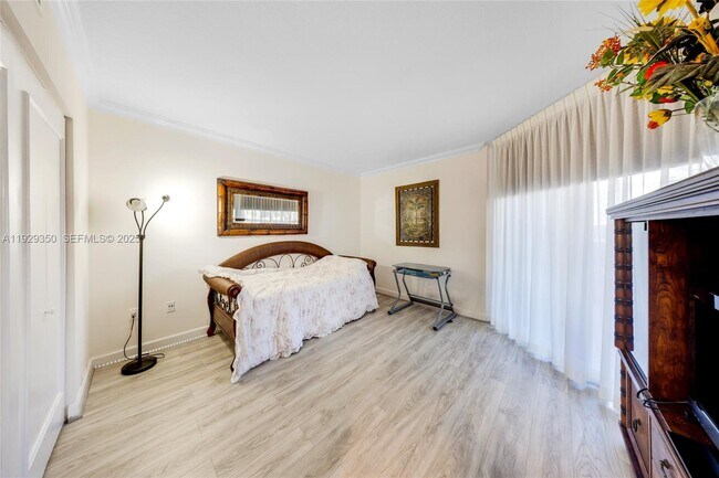 Building Photo - 17555 Collins Ave