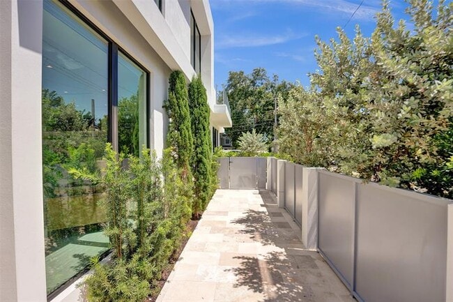 Building Photo - 1111 SE 9th Ave