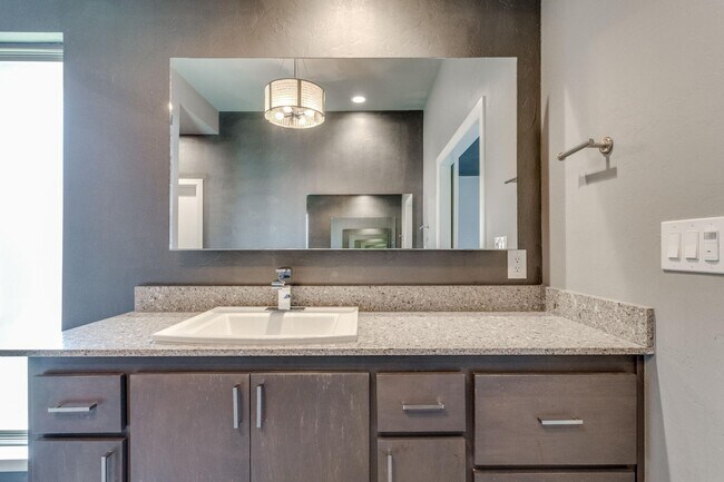 Building Photo - 2125 Heavenly Dr