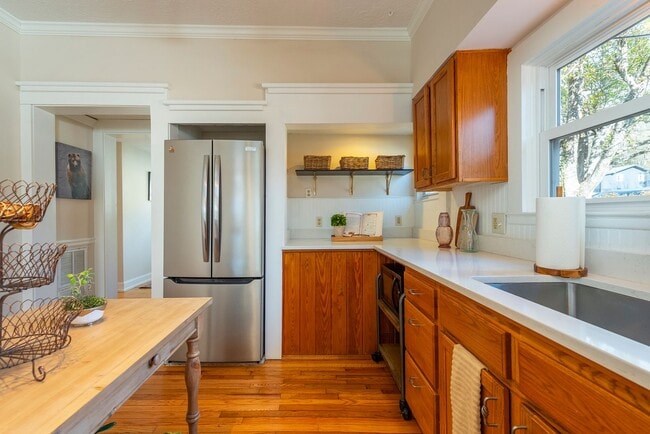Building Photo - Charming Black Mountain Rental!