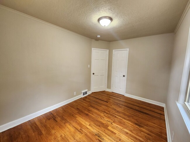 Building Photo - Spacious 2 Bedroom Ranch Home