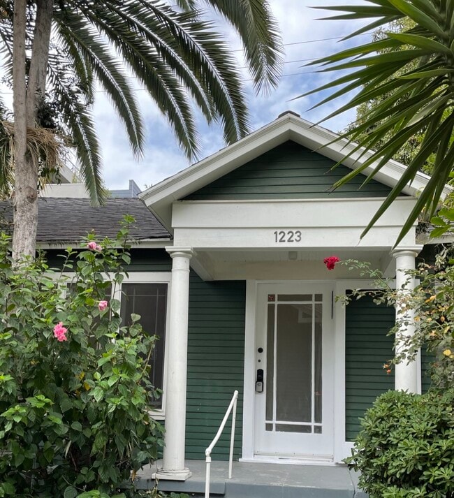 Building Photo - 1223 N Orange Grove Ave