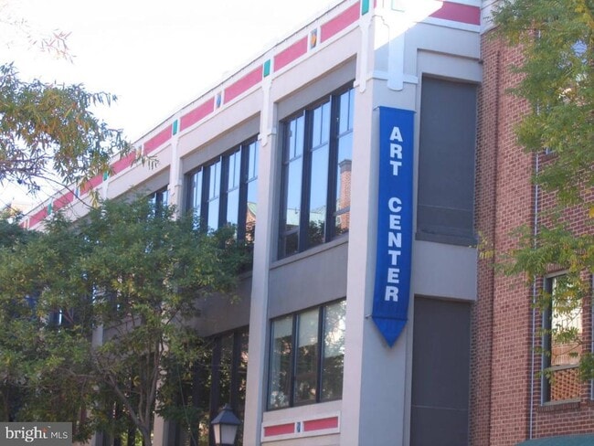 Building Photo - 2425 Huntington Park Dr