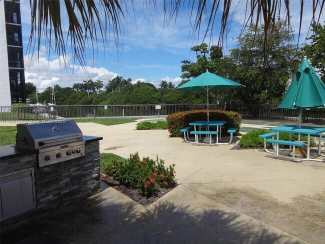 Building Photo - 3475 N Country Club Dr