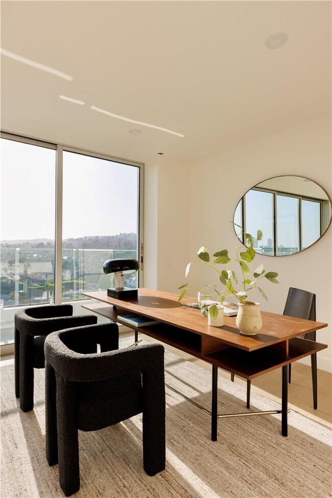 Building Photo - 838 N Doheny Dr