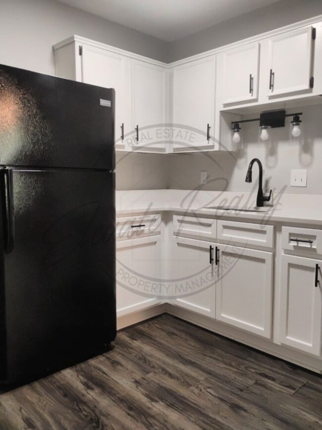 Building Photo - SPECIAL: 1/2 OFF APPLICATION FEES AND 1/2 ...