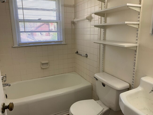 Building Photo - August Rent Free! Apply by 7/31