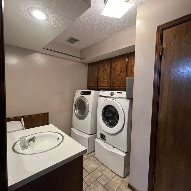 Building Photo - AVAILABLE NOW!