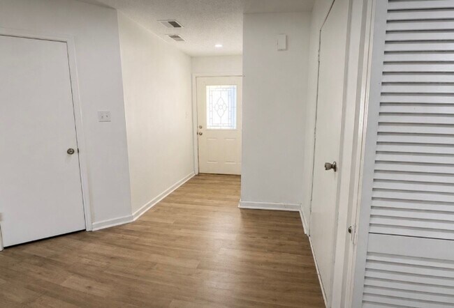 Building Photo - 101 Cottonwood Ct