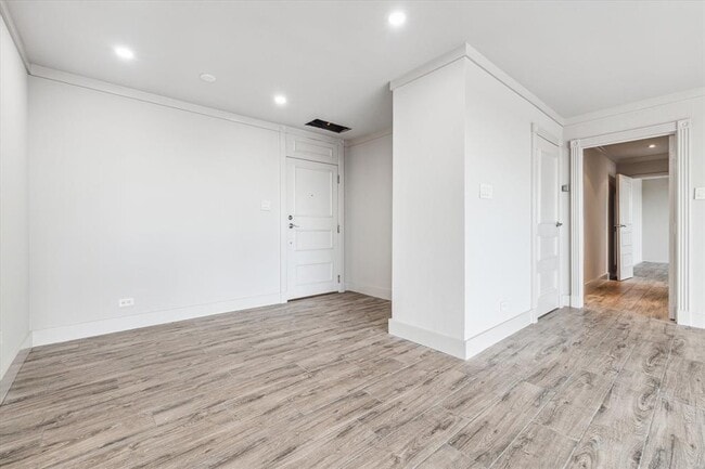 Building Photo - 2929 Buffalo Speedway