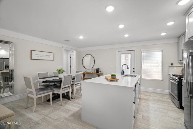 Building Photo - 854 Mallett St