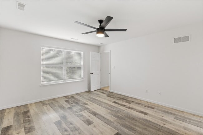 Building Photo - 945 Crestwood Ln