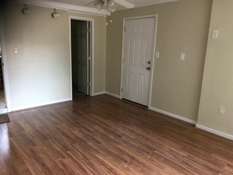 Master bedroom With walk-in closet - 1878 Warwick St