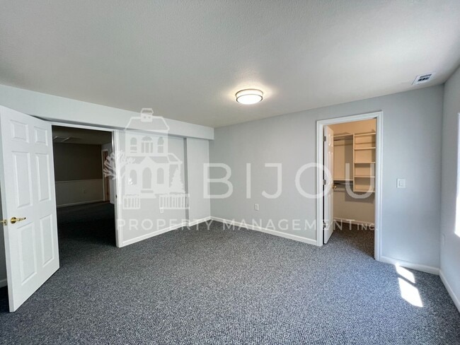 Building Photo - Spacious Rockrimmon Townhome