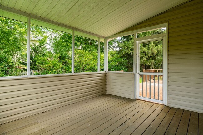 Building Photo - West Knoxville 37922 - Freshly painted and move-in ready, 3-bedroom, 2.5-bath home - Contact Matt...