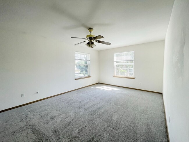 Building Photo - Bright Everett Home with 2-Car Garage(NEW PAINT AND CARPET)