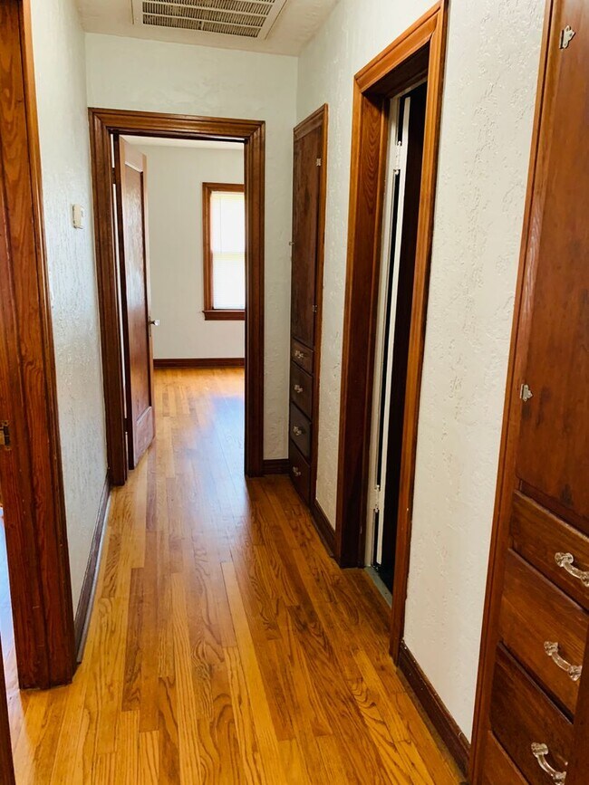 Building Photo - 1136 NW Oak Ave