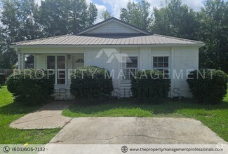 Building Photo - Cute and convenient on Cedarbrook