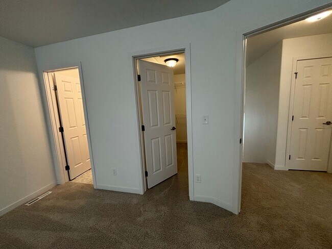 Building Photo - 3 Bed 3 Bath Townhome