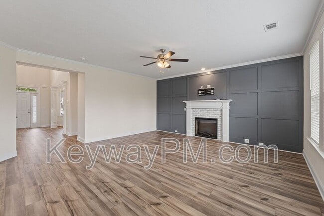 Building Photo - 585 Hampton Dr
