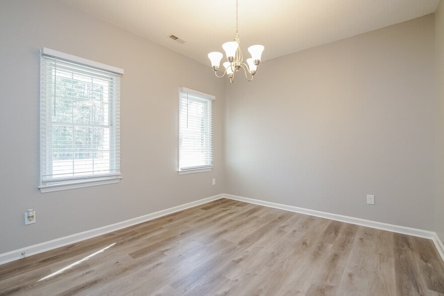 Building Photo - 4513 River Edge Dr