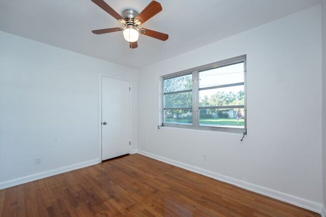 Building Photo - Gorgeous 3/2 Home