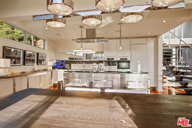 Building Photo - 9416 Beverlycrest Dr