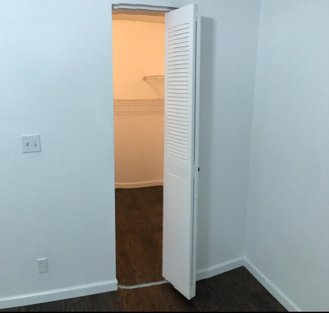 Building Photo - 700 Village Green Ct