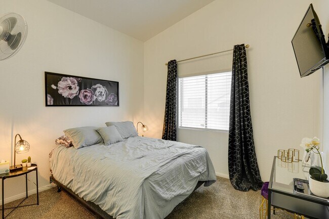 Building Photo - Fully Furnished Single-Story Gem – Spaciou...