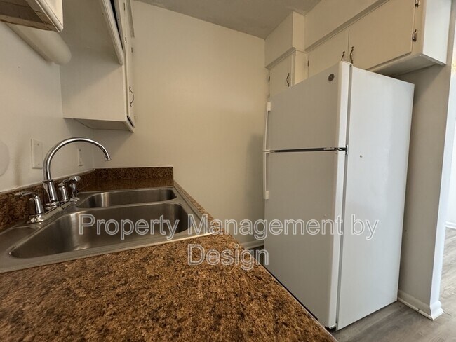 Building Photo - 1039 5th St