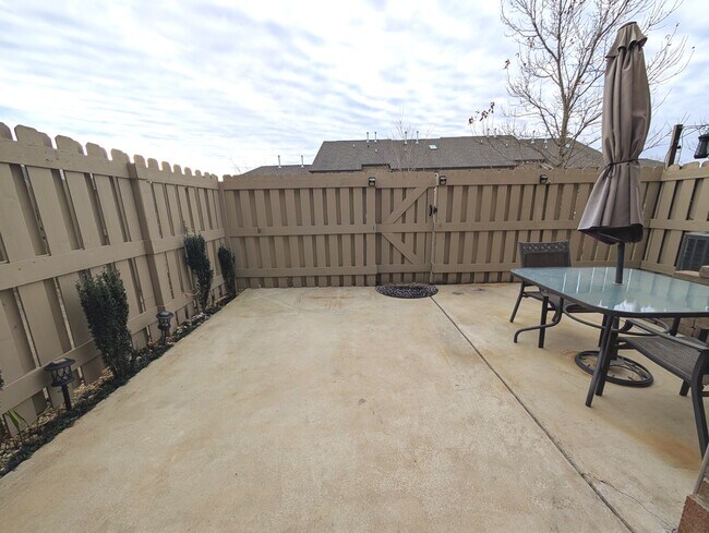 Building Photo - 716 Carneros Ci