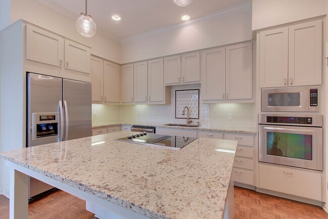 Building Photo - Rare 3 BR / 2.5 BA /  2 Car Garage Westlak...